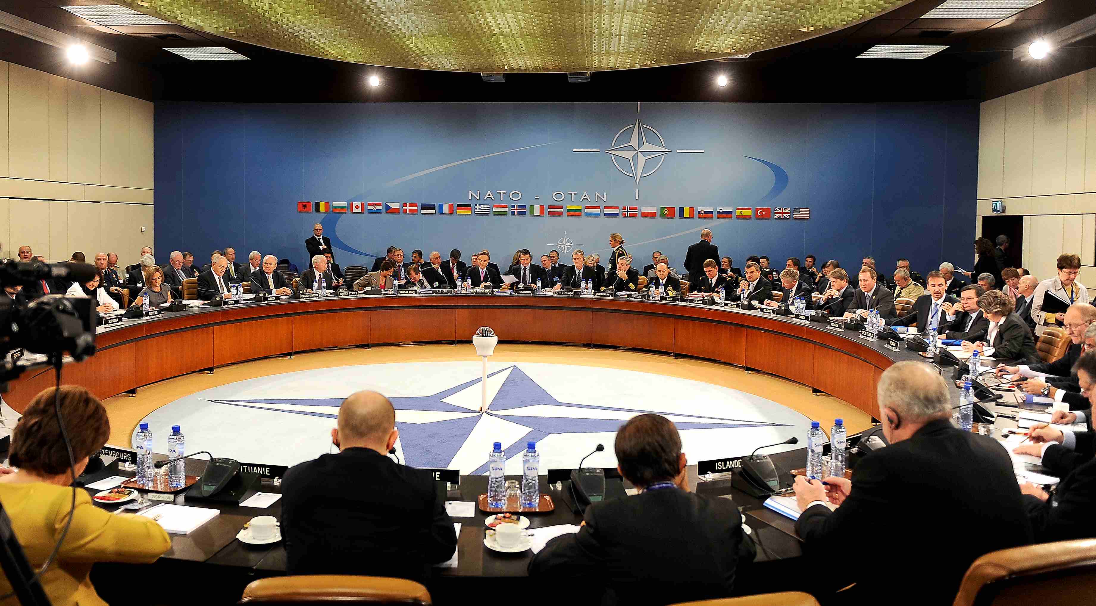 Images Wikimedia Commons/15 Jerry Morrison Foreign & Defence Ministers NATO HQ Brussels.jpg